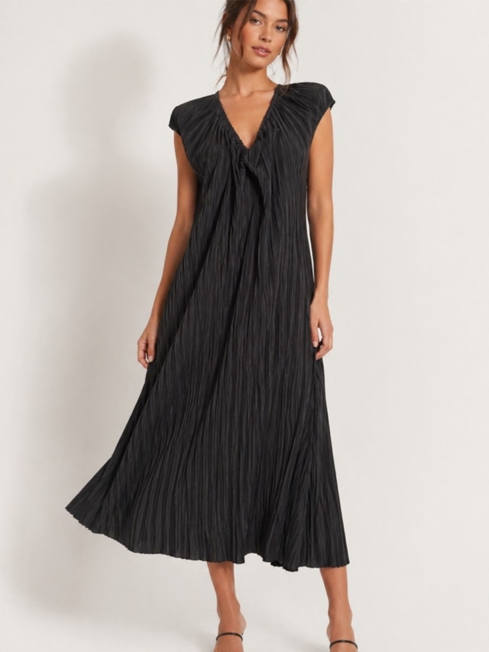 NEW ASTR The Label Pleated Flowy Midi Dress in Black Size S